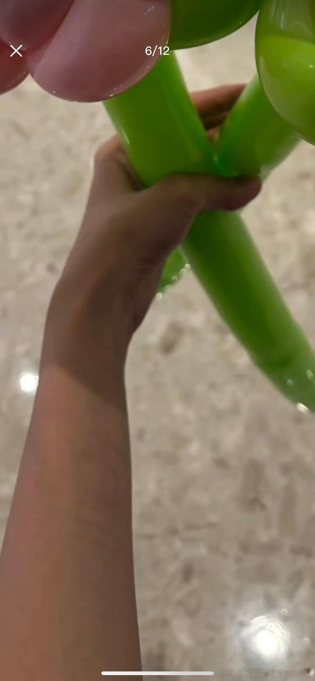 疑似金子涵手腕有伤疤金子涵手腕上的疤…..新发的小红书，这个位置都是疤，不会是z