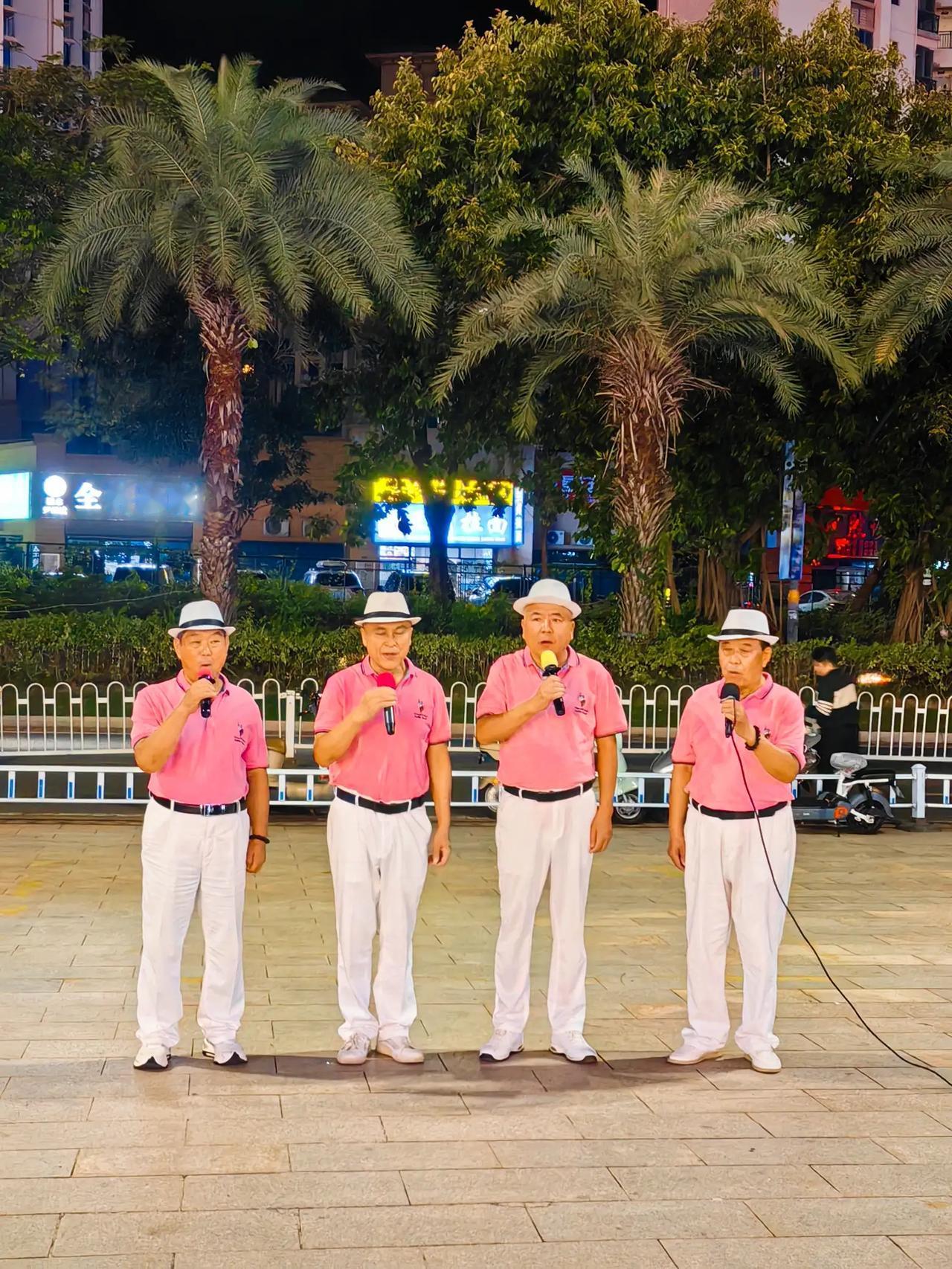 连续五年，清水湾珊瑚汇广场，活跃着一支老帅哥男声合唱队。粉丝众多。