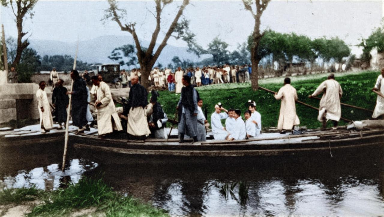 这张旧照定格的是逊清皇后婉容婉容与淑妃文秀在玉泉山的游船场景，木船载着两人与一众