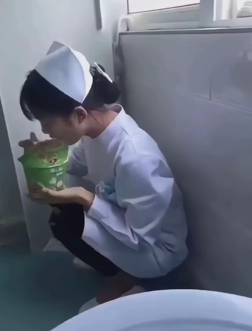 医院的护士也不容易，吃方便面