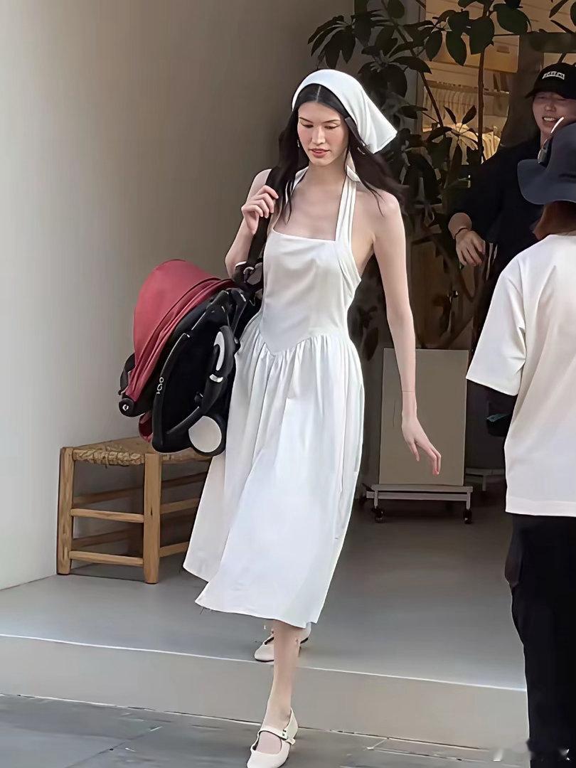 阿那亚偶遇何穗拍广告，看样子是婴儿车的代言，生完娃身材还这么好 