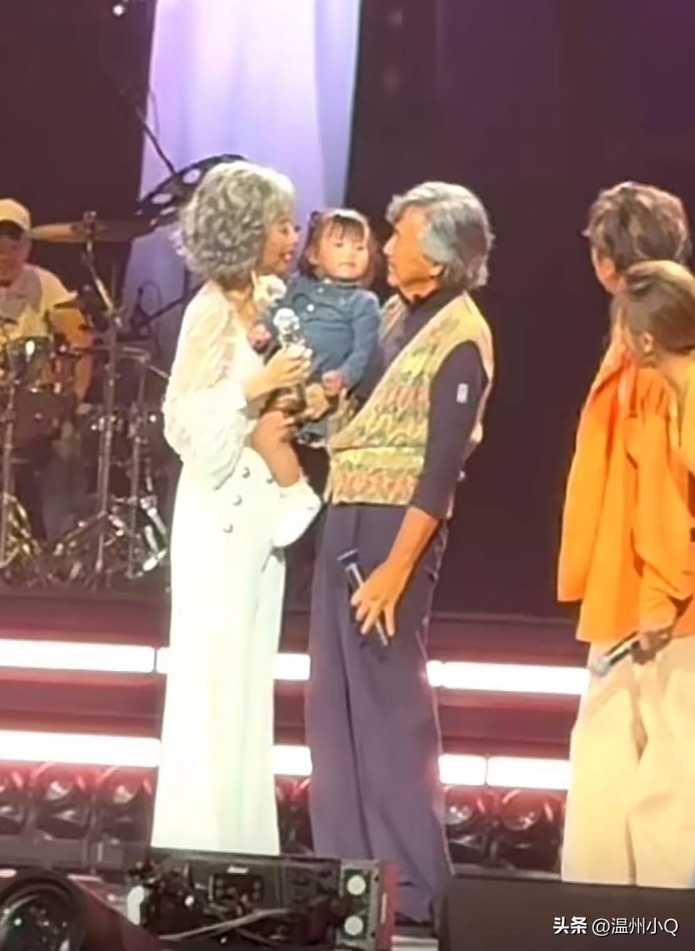 曾表示不喜欢孩子的叶倩文变了，经常会带着继子的孩子旅游出行，甚至还出现在彩排现场