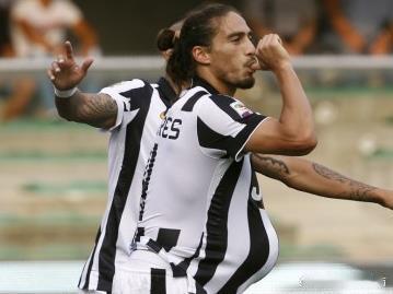 【意甲揭幕战-特维斯比达尔铁卫三中框 尤文半场1-0】北京时间8月31日0时(意