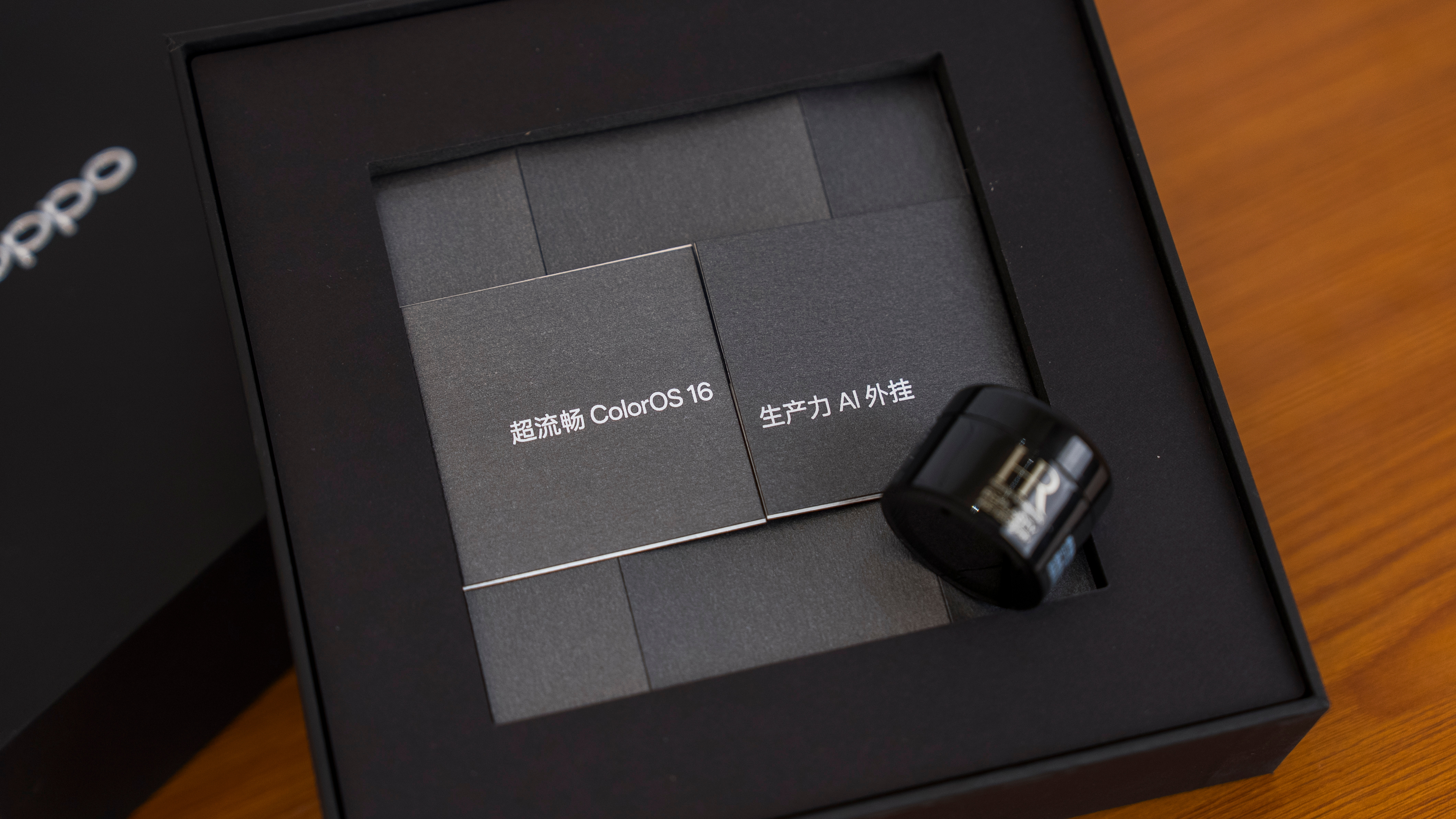 收到了OPPO Find N6的邀请函，里面是一个无限折叠卡和一瓶赫莲娜黑绷带面