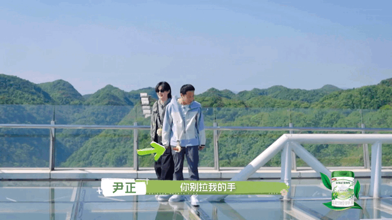 尹正不让徐志胜牵自己的手尹正不让徐志胜牵手 徐志胜想牵手找安全感，尹正直接把手藏