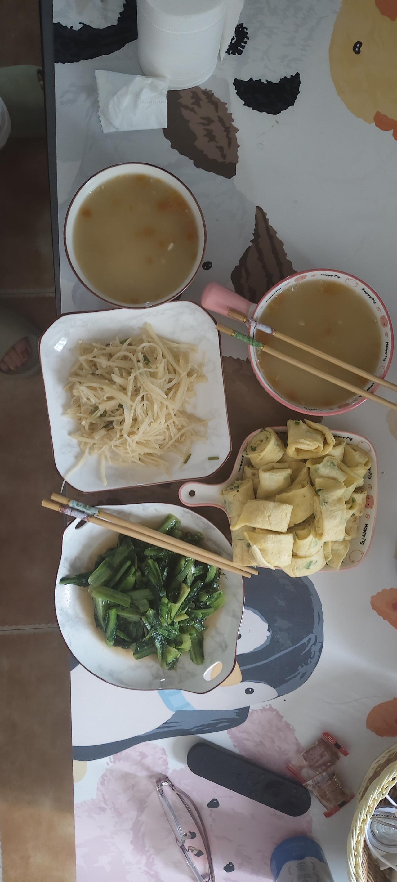 家常便饭，藏着最踏实的幸福✨
 
今天的午餐简单又温暖：两碗暖乎乎的汤，清炒油麦