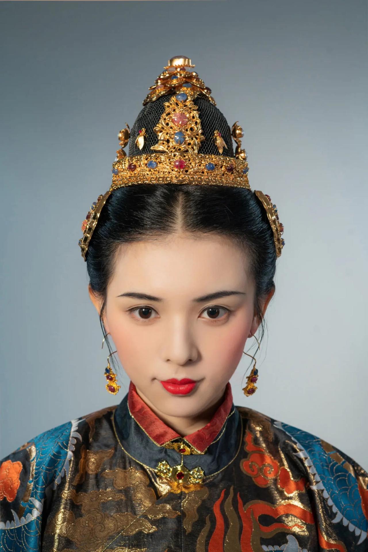 当晨光初透窗棂，铜镜前的身影便开始了日复一日的“头上工程”。

一缕缕青丝在指尖