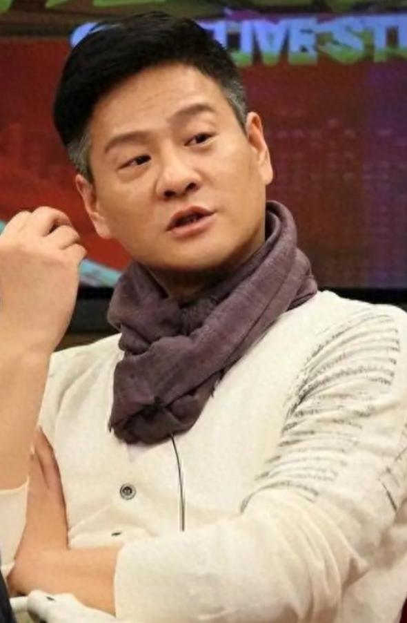 顶级负心汉，成名后与恩人离婚迎娶小三，如今前妻红了他却不行了
 
这个人就是连奕