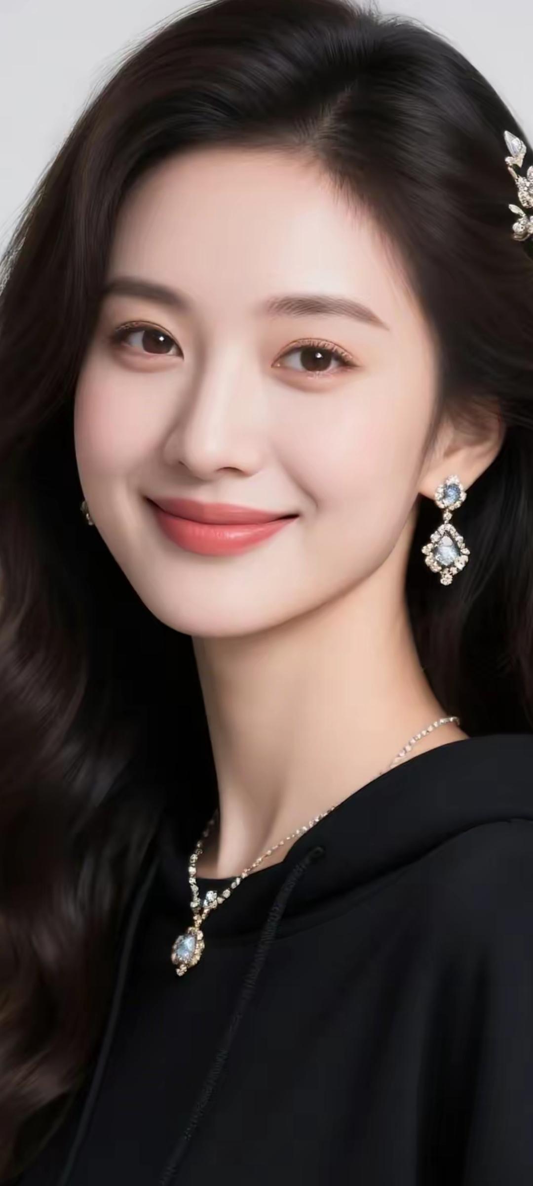 优雅黑衣少女，闪耀珠宝配饰，甜美微笑，气质动人。