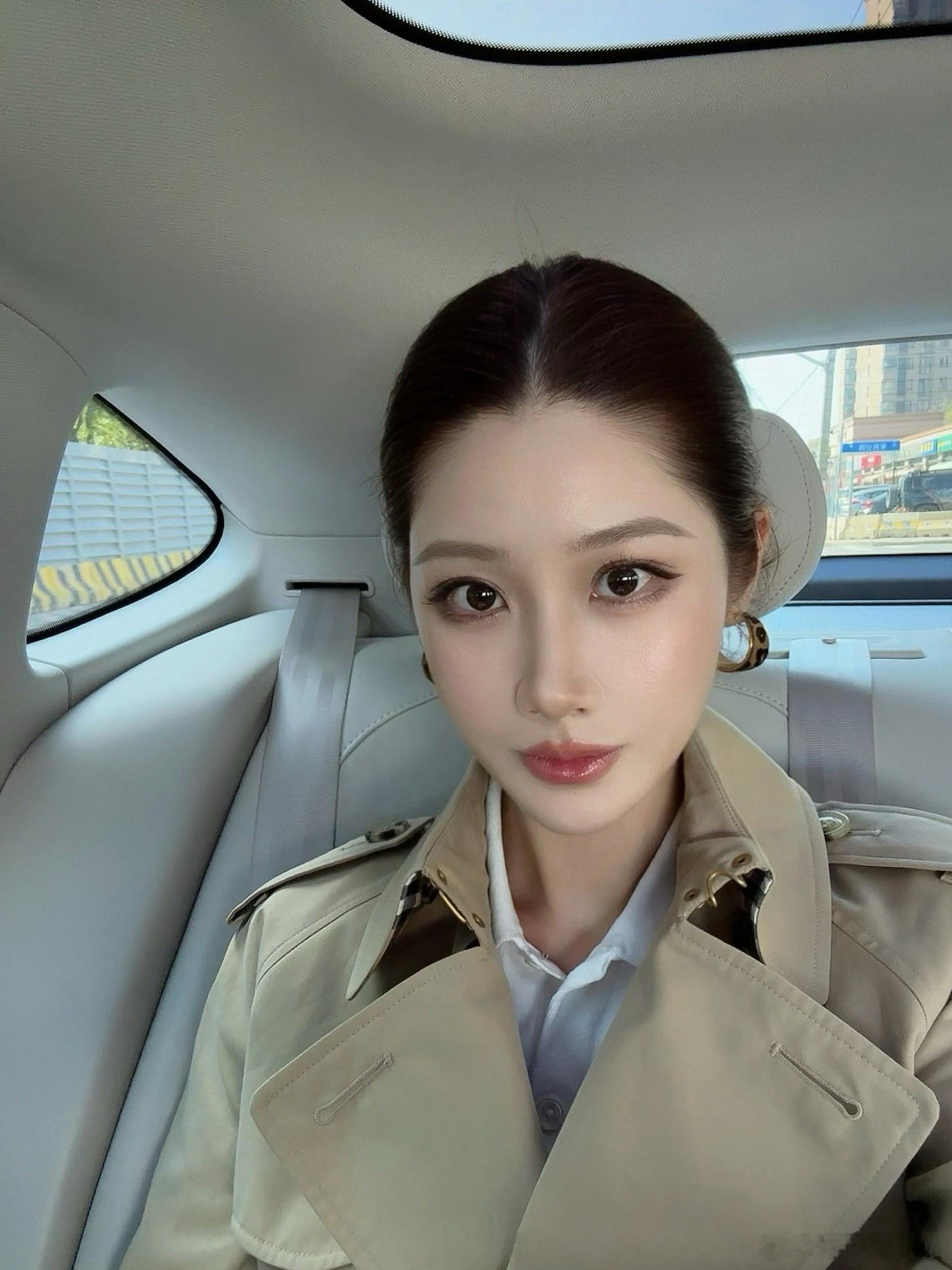 我要和大家坦白一件事，我正面也看不到耳朵双鱼月今日妆容时尚穿搭