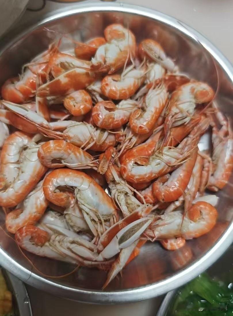 晚上打算吃弹虾，春日吃这玩意儿正当时。弹虾肉质鲜嫩，弹弹的口感超棒。之前去海边玩