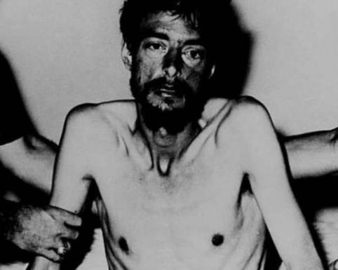 1966年，美国飞行员邓格勒在越南被俘后，受到非人的折磨，以为自己要死时，23天