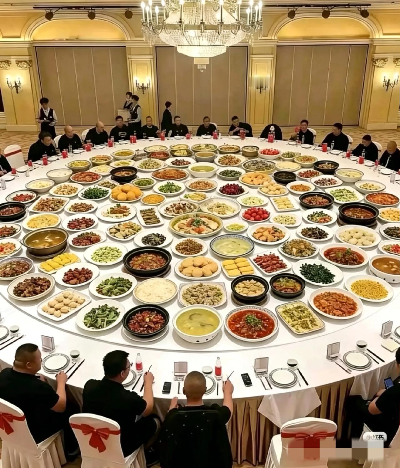 想了半天没想明白，不懂就要问，这么大的桌子，想吃中间的菜该怎么夹呢？