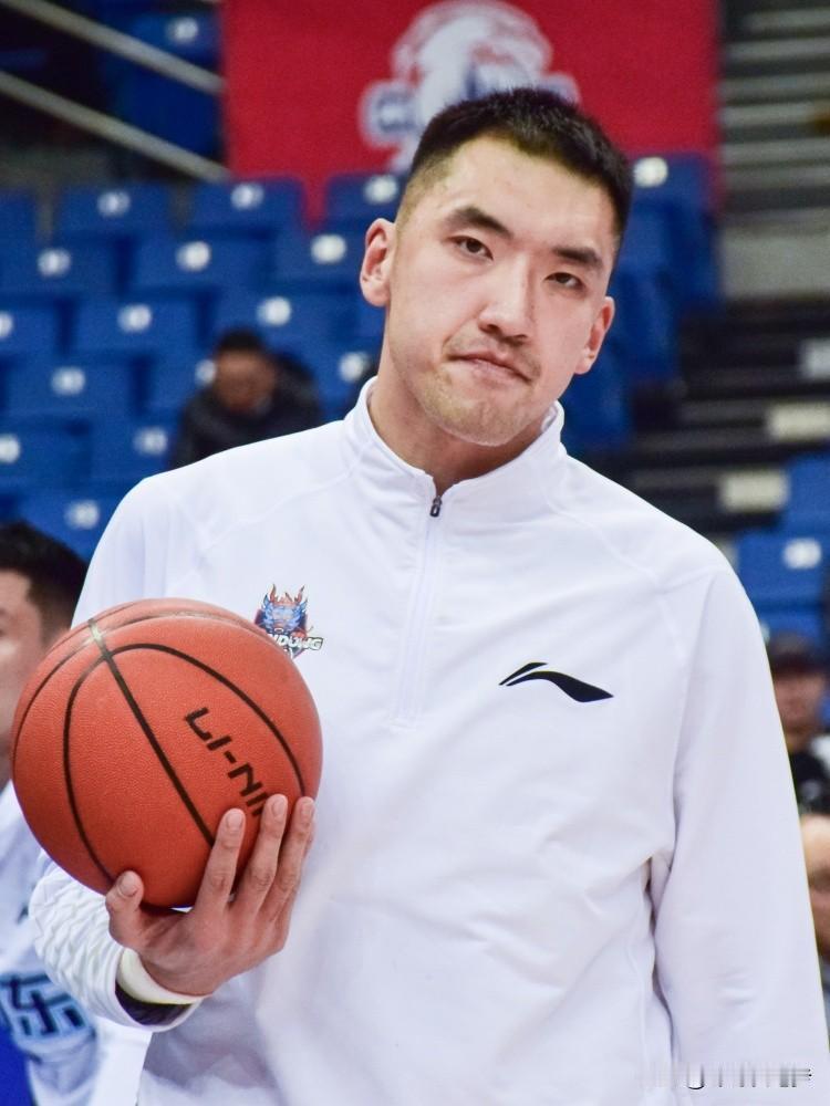 恭喜山东4连胜！太不容易了！今天这比赛看的一波三折！幸亏是凯撒以前是执教过山东的