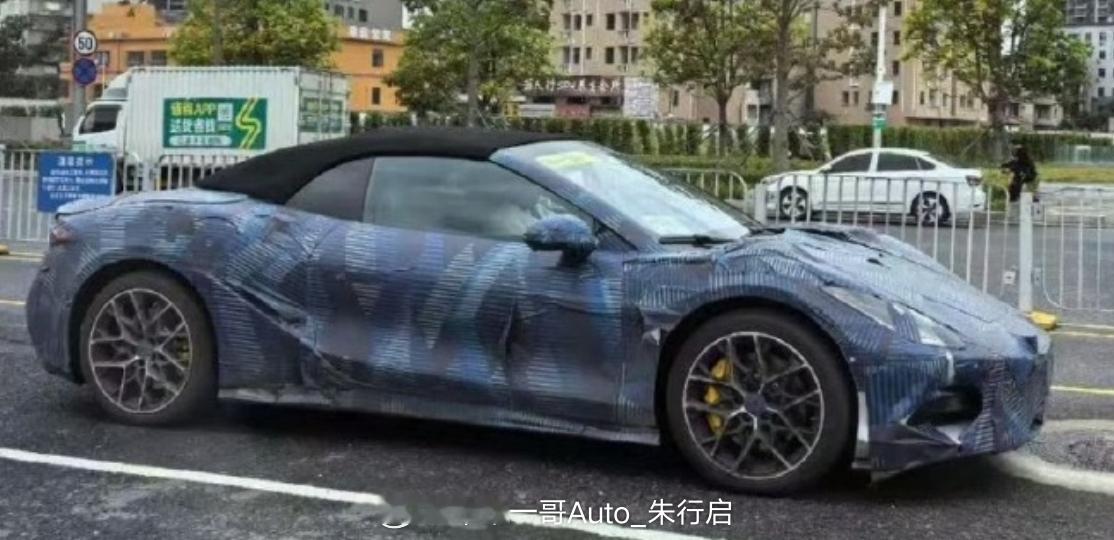 腾势Z的敞篷车被曝光感觉新能源做敞篷车的并不多伪装盖看着还是挺帅的这车价格估计要