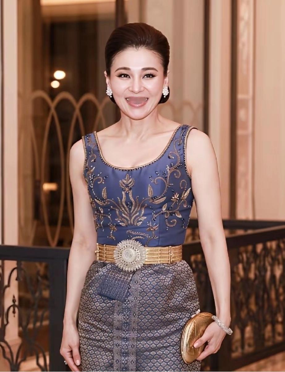泰国王后苏提达和泰王赴瑞典晚宴的妆扮，简直是美出圈了。
苏提达肌肤胜雪，笑靥如花