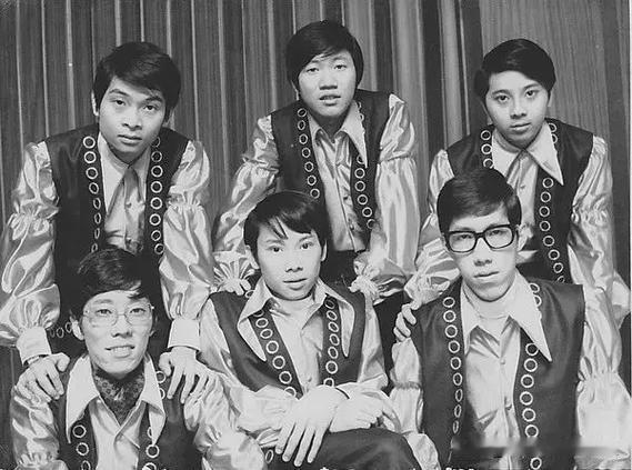 郑中基的父亲郑东汉那时候组建过乐队。泰迪罗宾，郑东汉，关卫麟，关卫，梁启聪，花花