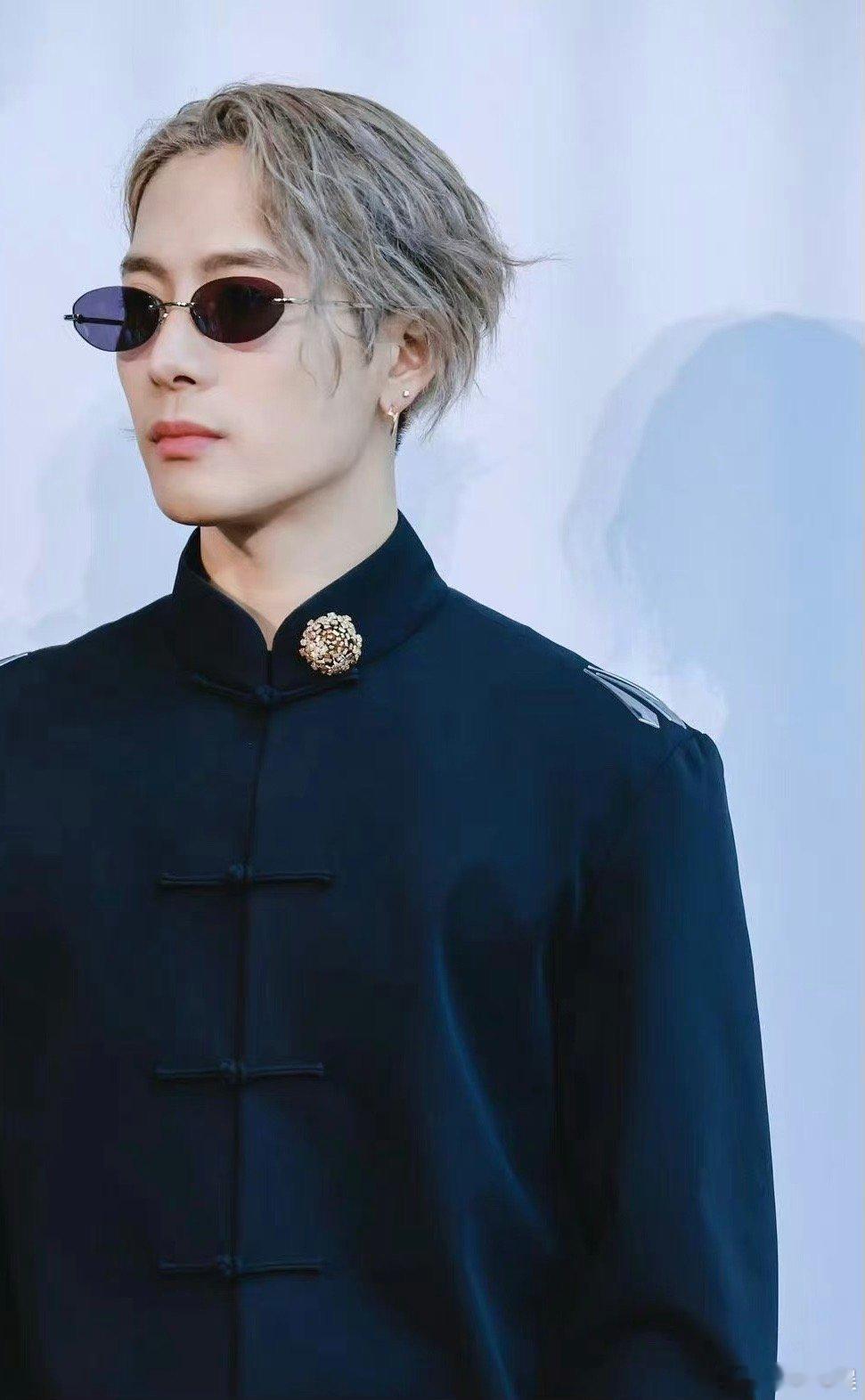 #王嘉尔[超话]##王嘉尔活动生图#我觉得太喜欢这样的一个图片了，而且我觉得哥哥