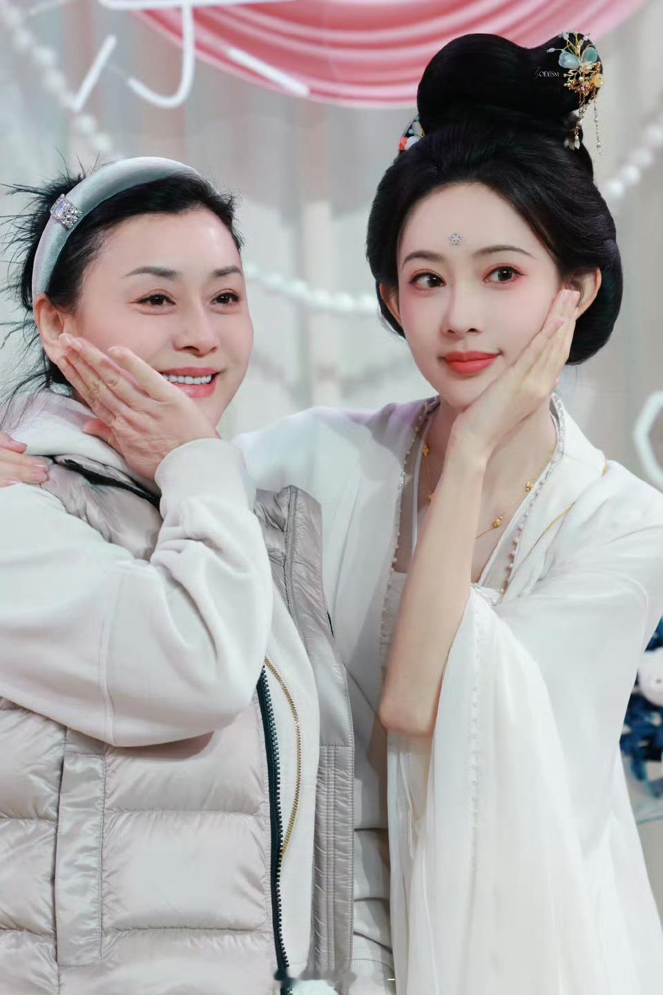 孟姐的妈妈也这么美，果然遗传了美女基因，一家人颜值都很高啊