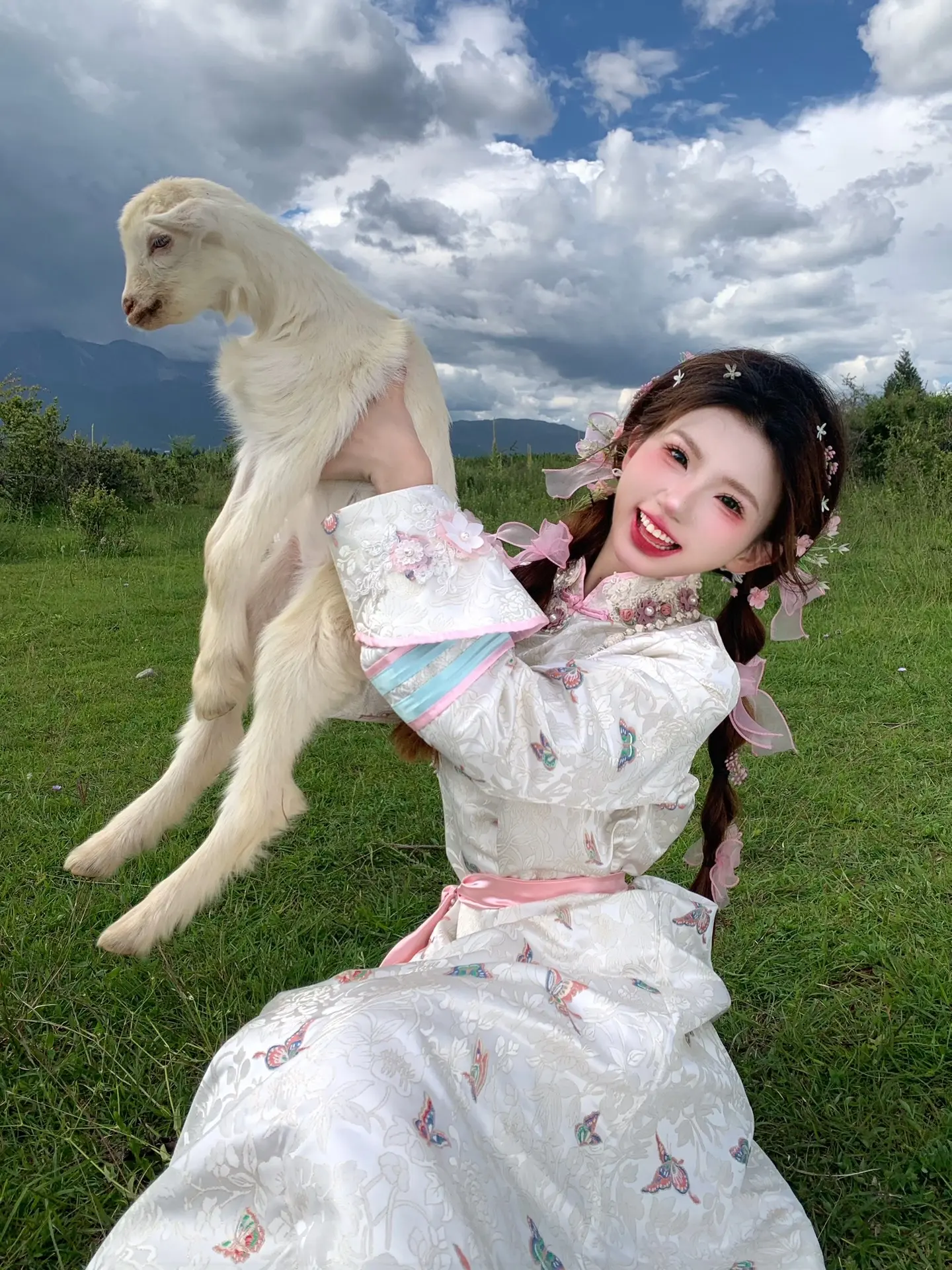 没回消息就是在放羊🐑在丽江体验了一天的蒙古公主 抱着奶里奶气的小羊崽...