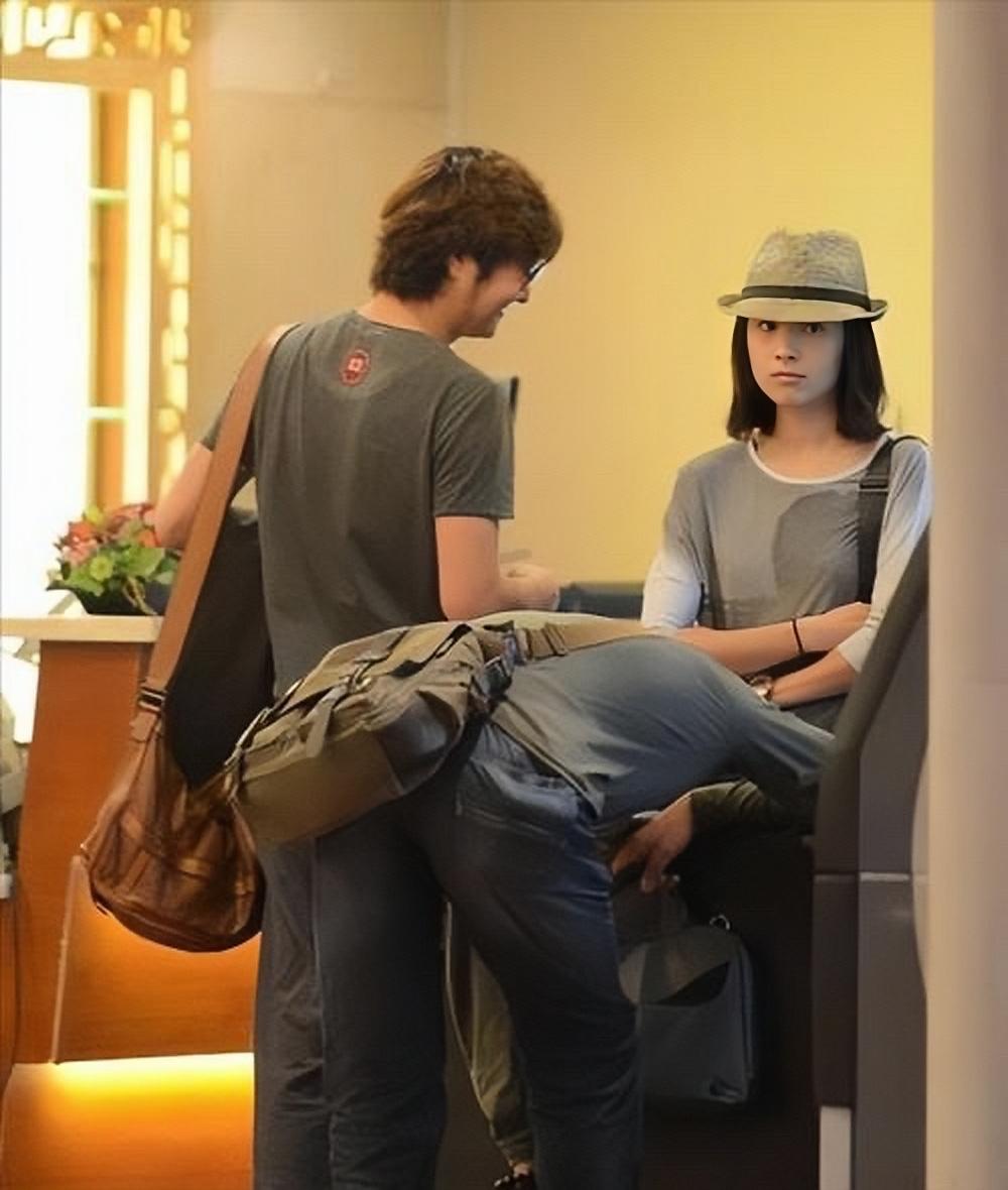 2013年，董洁与王大治在某酒店前台时的画面，王大治的背影瘦高瘦高的。

虽然，