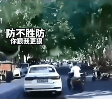 想碰瓷？在这个小伙子身上是不可能占到便宜的！大爷可算是摔了个人仰马翻还没捞到任何