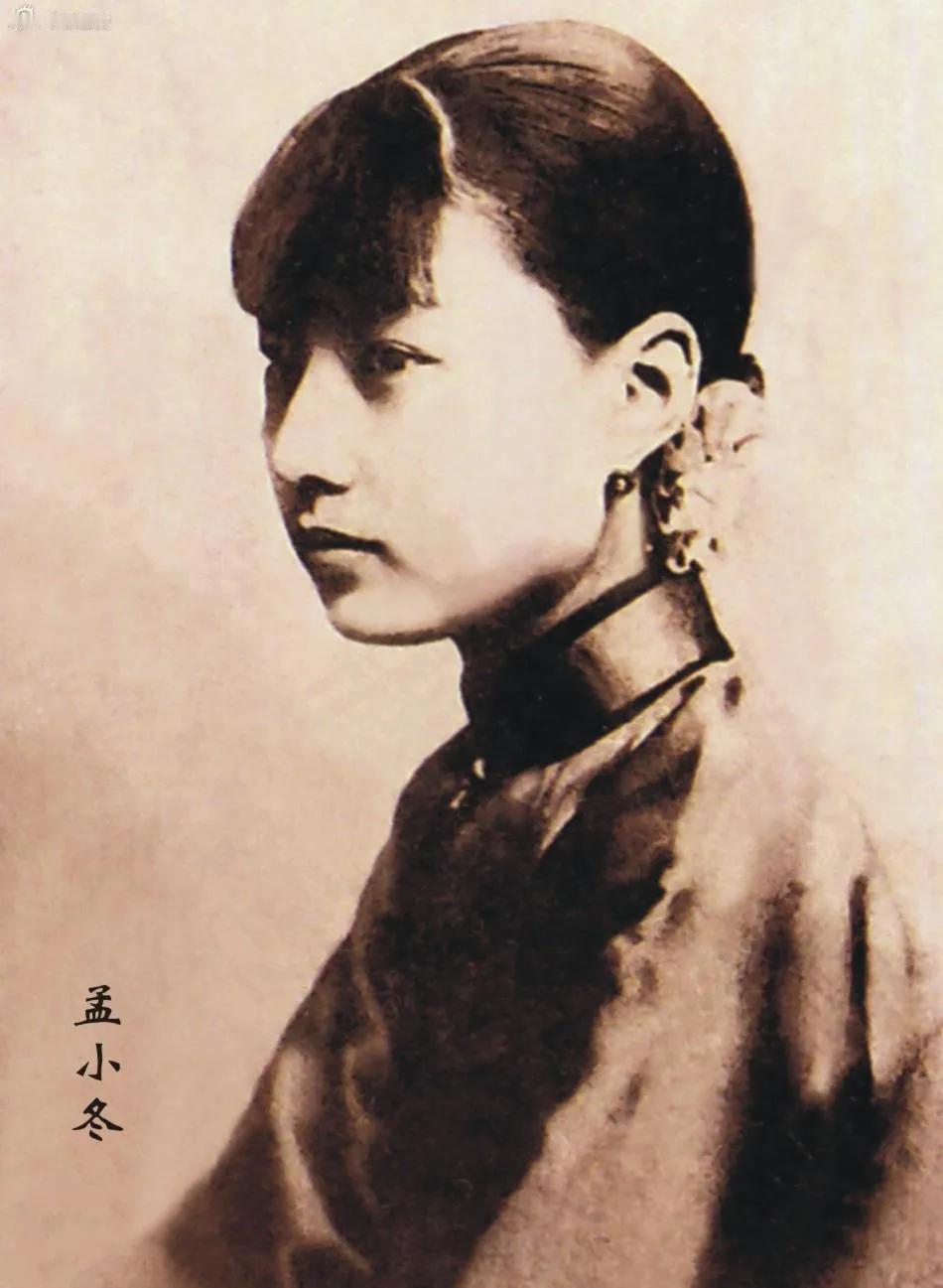 “冬皇”孟小冬，五官立体，面容俊秀，并且是京剧老生余叔岩的正传弟子。不凡的她，不
