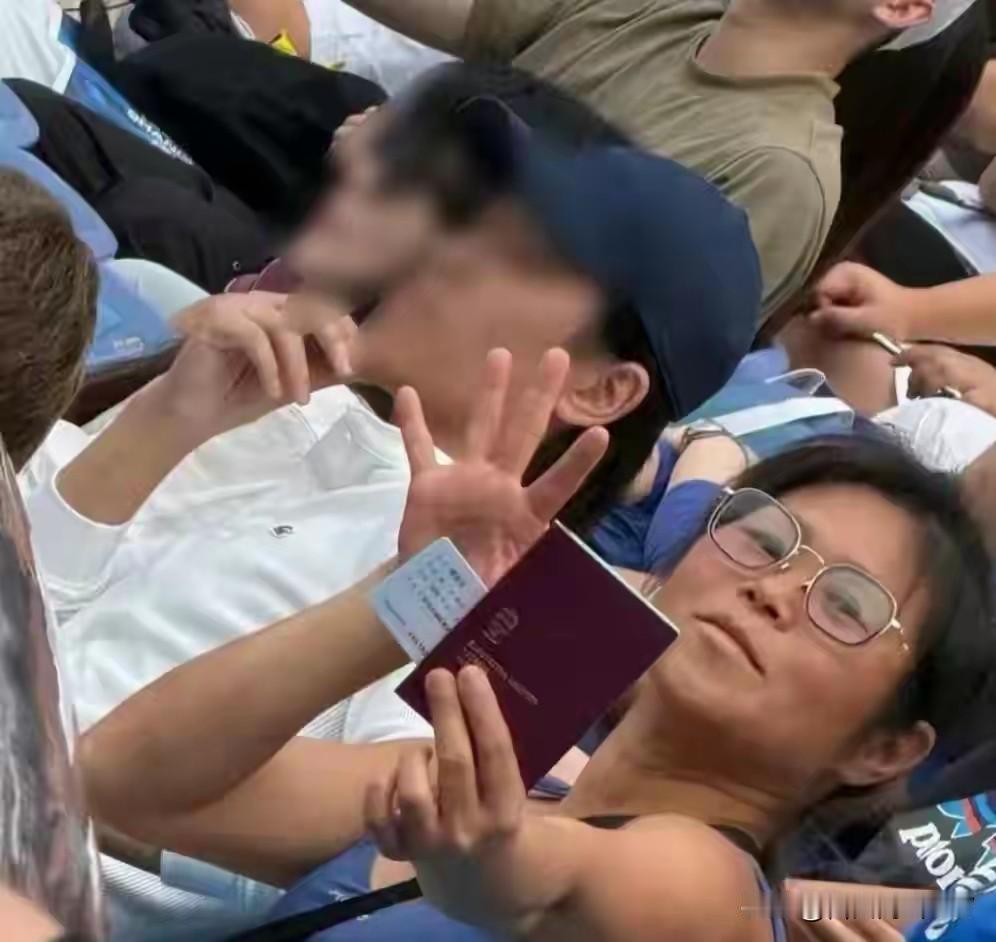 10月1日，在上海网球大师赛的现场，发生了一件颇为尴尬的事情。

一名46岁的女