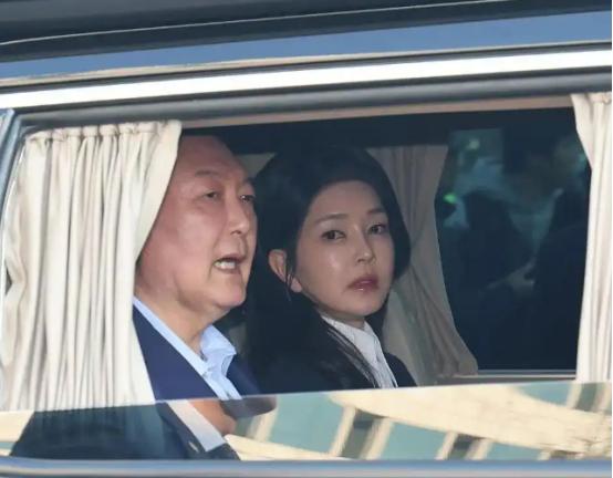 刚把前总统尹锡悦老婆金建希，判了重刑的二审法官离奇身亡，现场还找到了遗书避重就轻