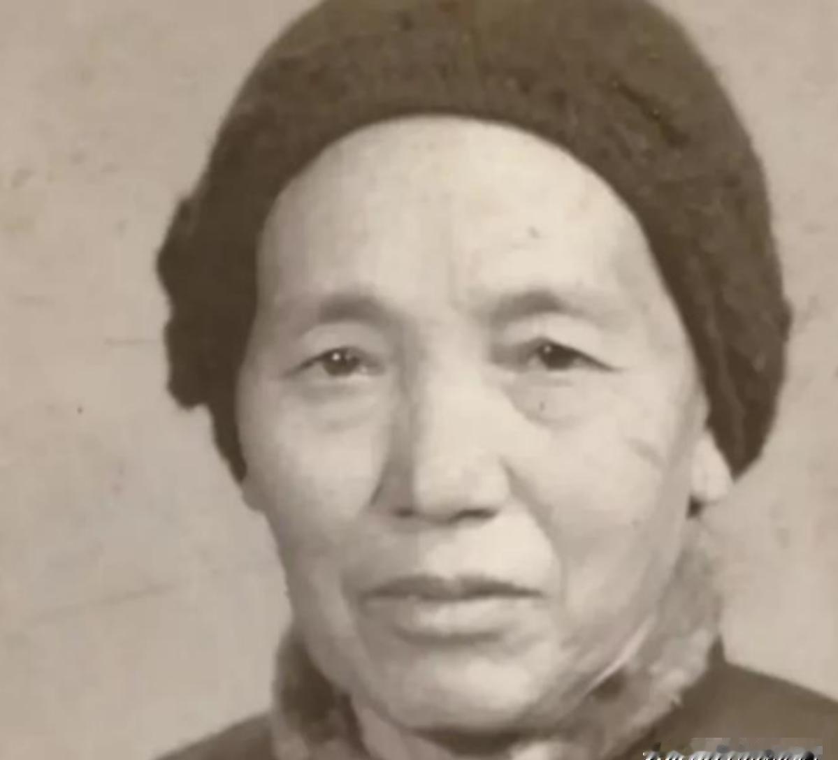 1941年，山东一伪乡长出嫁女儿，任大娘被请去帮忙，可是在酒席间，她却无意间听到