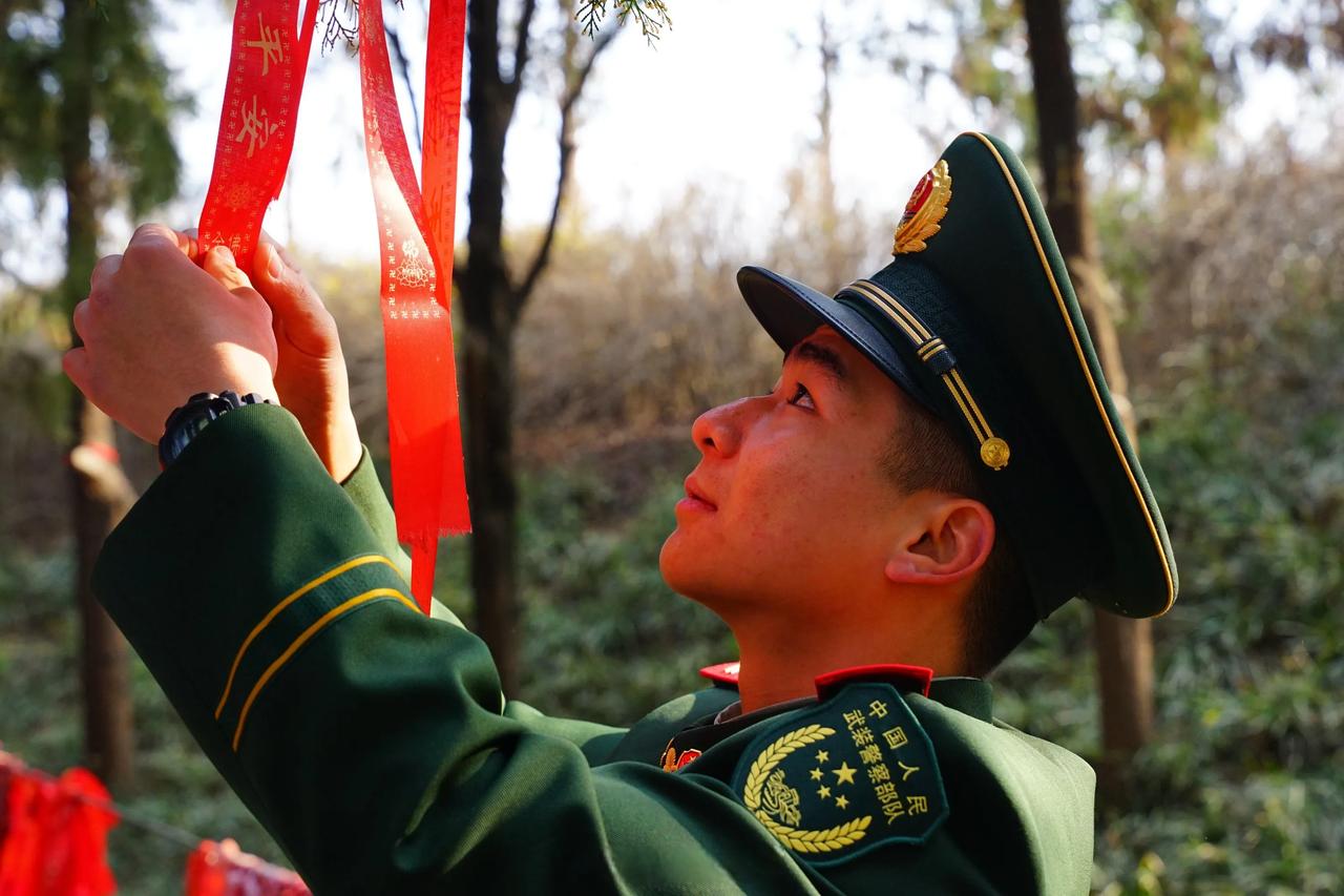 外甥当了十二年兵，
今年面临退伍，
两种选择，自主就业，安排工作。自主就业可一次
