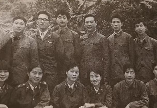 2004年清明节，麻栗坡烈士陵园，管理员被眼前一幕惊呆了，只见一位女子，正在把9