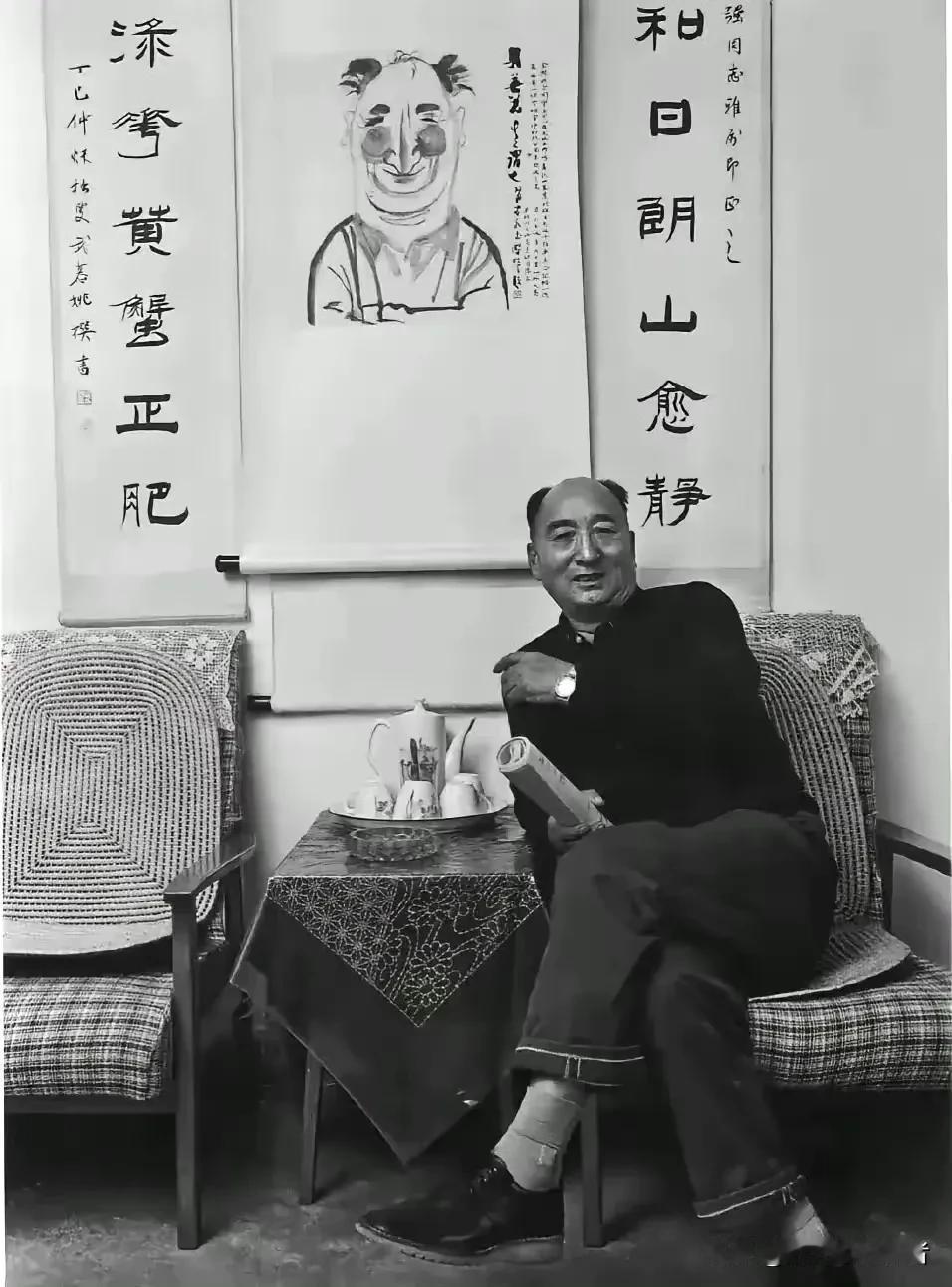 陈佩斯的爸爸陈强为什么会把这么滑稽的图挂在家里最显眼的地方。
其实这是黄永玉的作