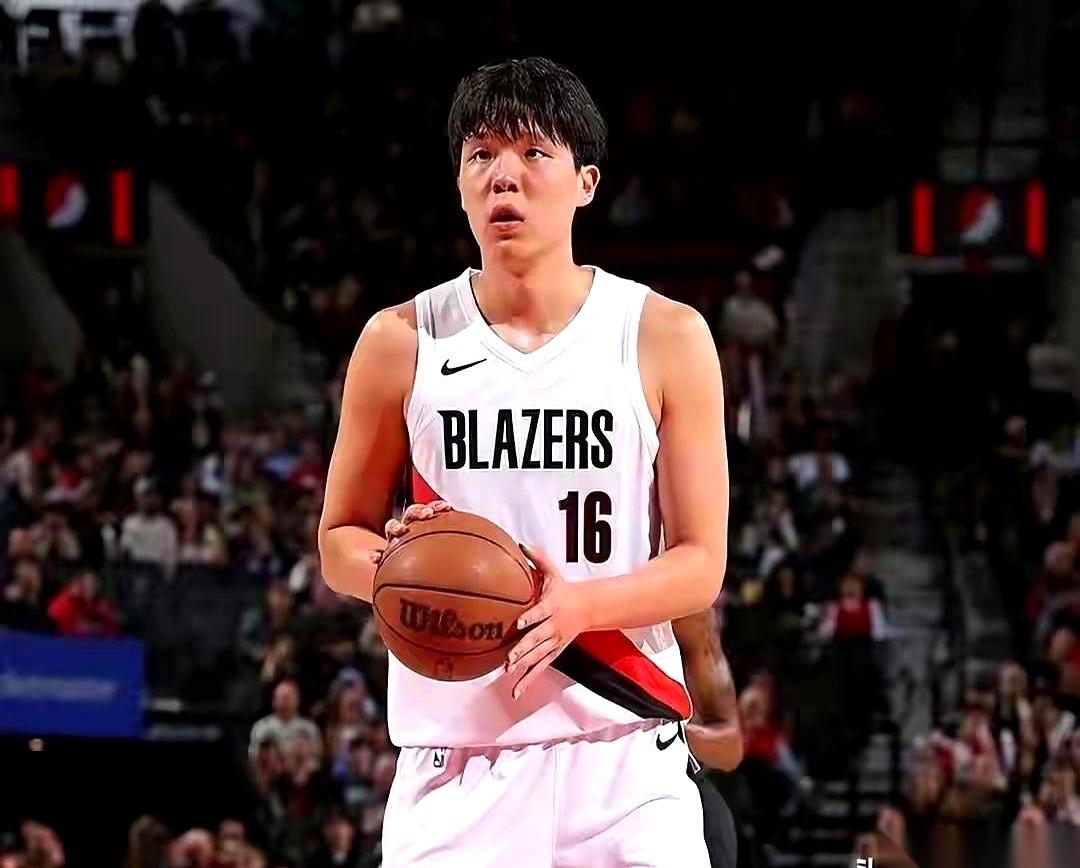 一提到杨瀚森，画面就很拧巴。
这边，发展联盟，他一个背转身，轻松放篮，对方中锋象