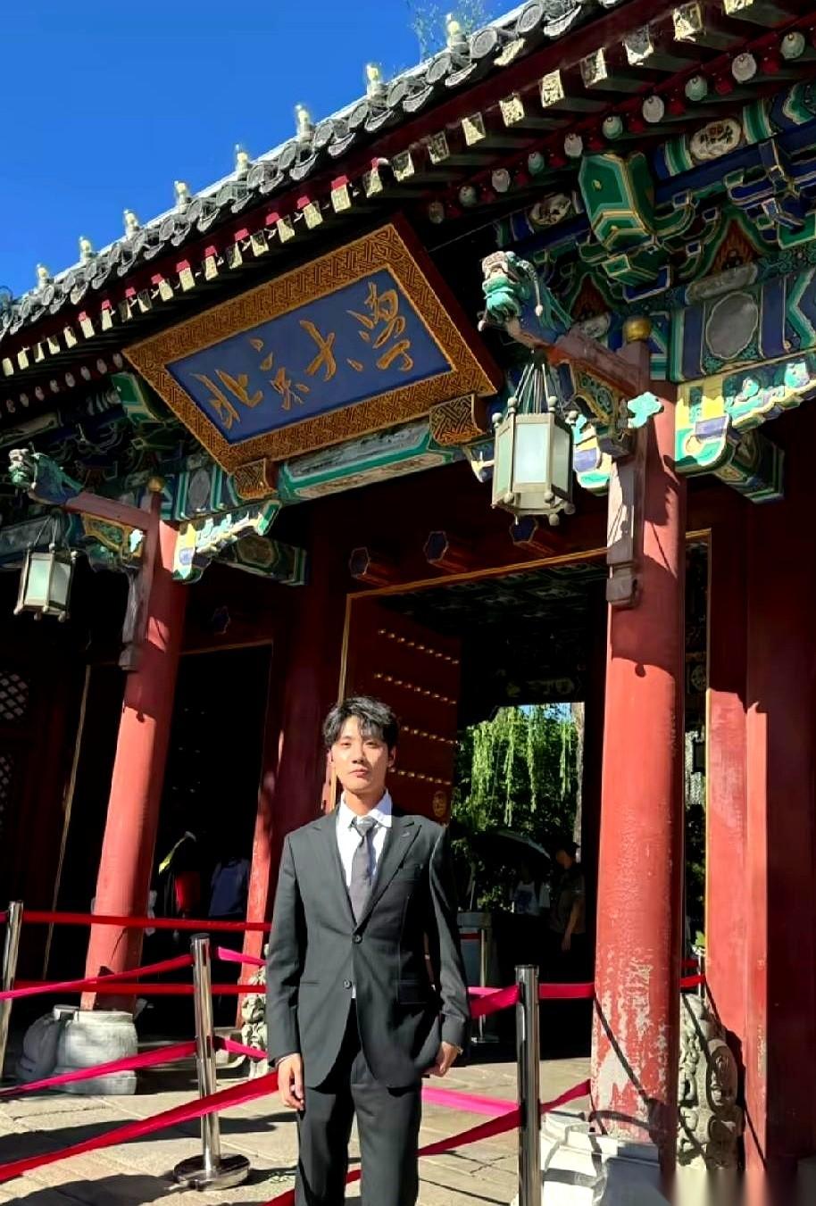主播圈子里那个上海交大的高材生鹏鹏，又干了件大事。
他悄悄考上了北大的研究生。