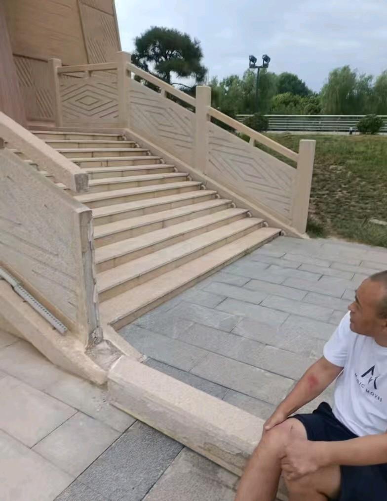一老汉去咸阳湖望湖楼处游玩被石柱砸断大腿，现在维权遇阻。
据其家属说，9月2号，