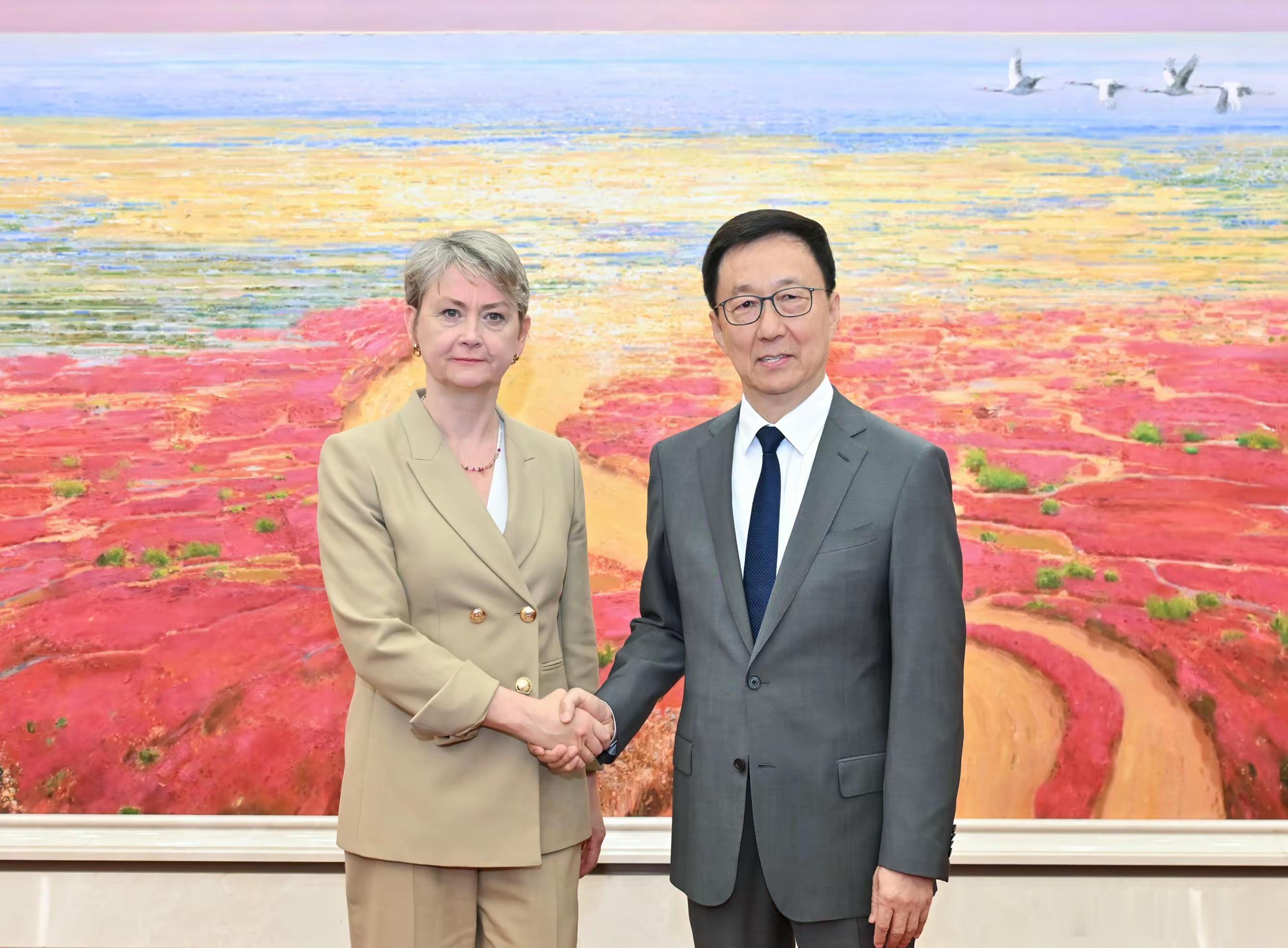 英国外相访华。 