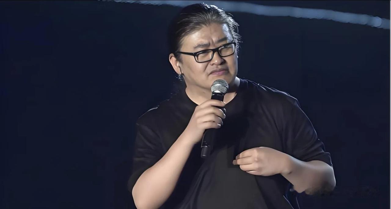 “业余歌唱家”刘欢只是个副教授，是不是觉得意难平？
昨天开始，全网都在悼念人民最