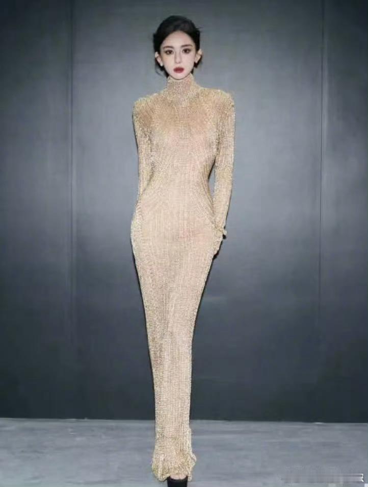 不仔细看都不知道娜扎穿的是毛衣 ​​​