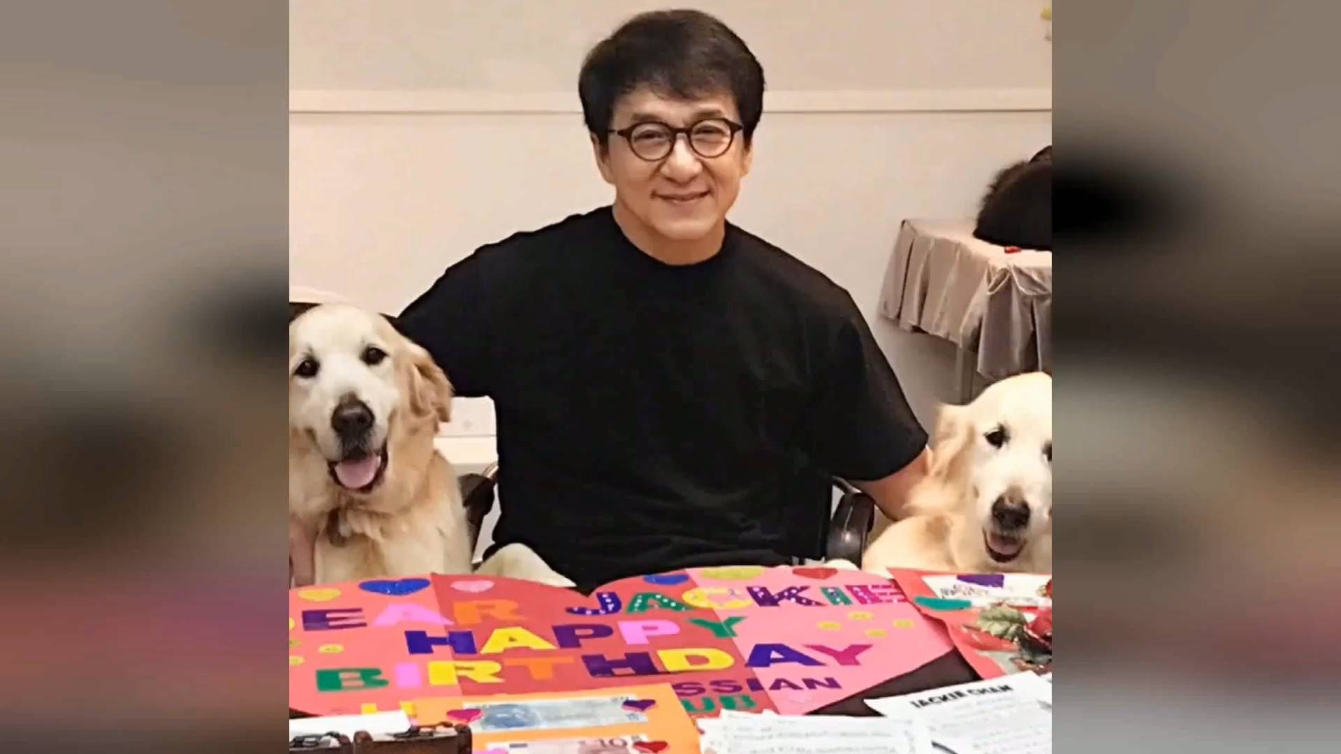72岁成龙现身百日宴，肌肉状态惊艳全网，不愧是大哥