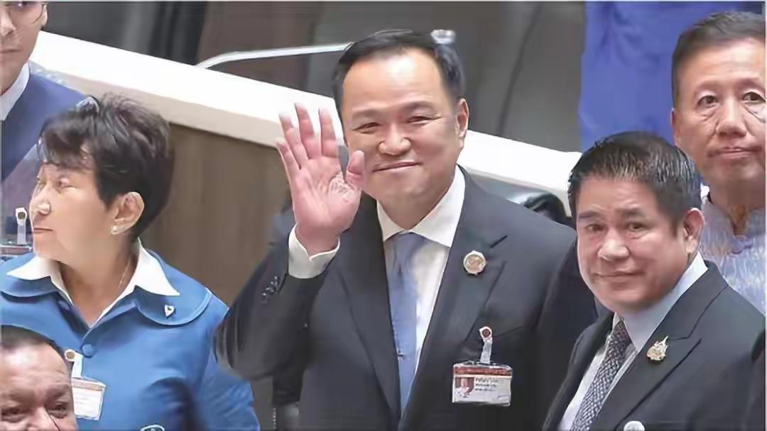 表面是泰国“铁了心”要打服柬埔寨，实则是阿努廷在国内“演铁了心”！新总理根基不稳