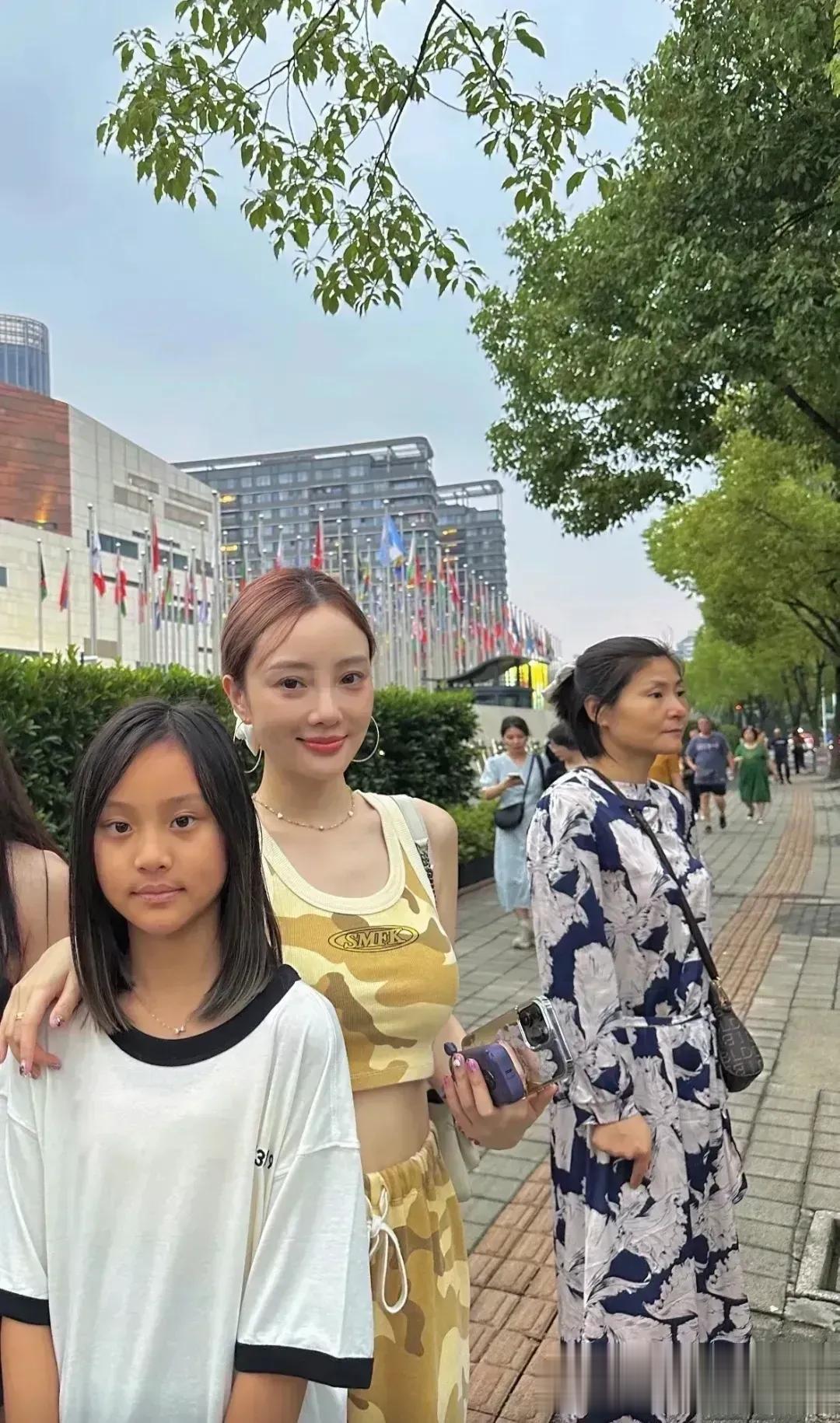 你们说说看这姑娘长的到底像谁？像她妈吧没她妈那气质！像她爸还差那么点儿意思！都说