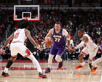 东契奇生涯第29次单节20加东契奇三节37分 第三节爆发，东契奇在对阵公牛的比赛