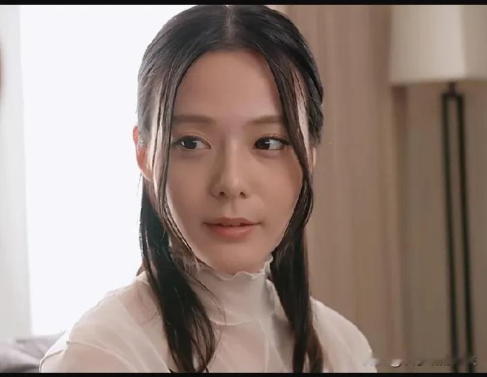 温柔的光洒在她的脸上，仿佛时间在这一刻静止。再强的男人，在这种眼神下，也会变成提
