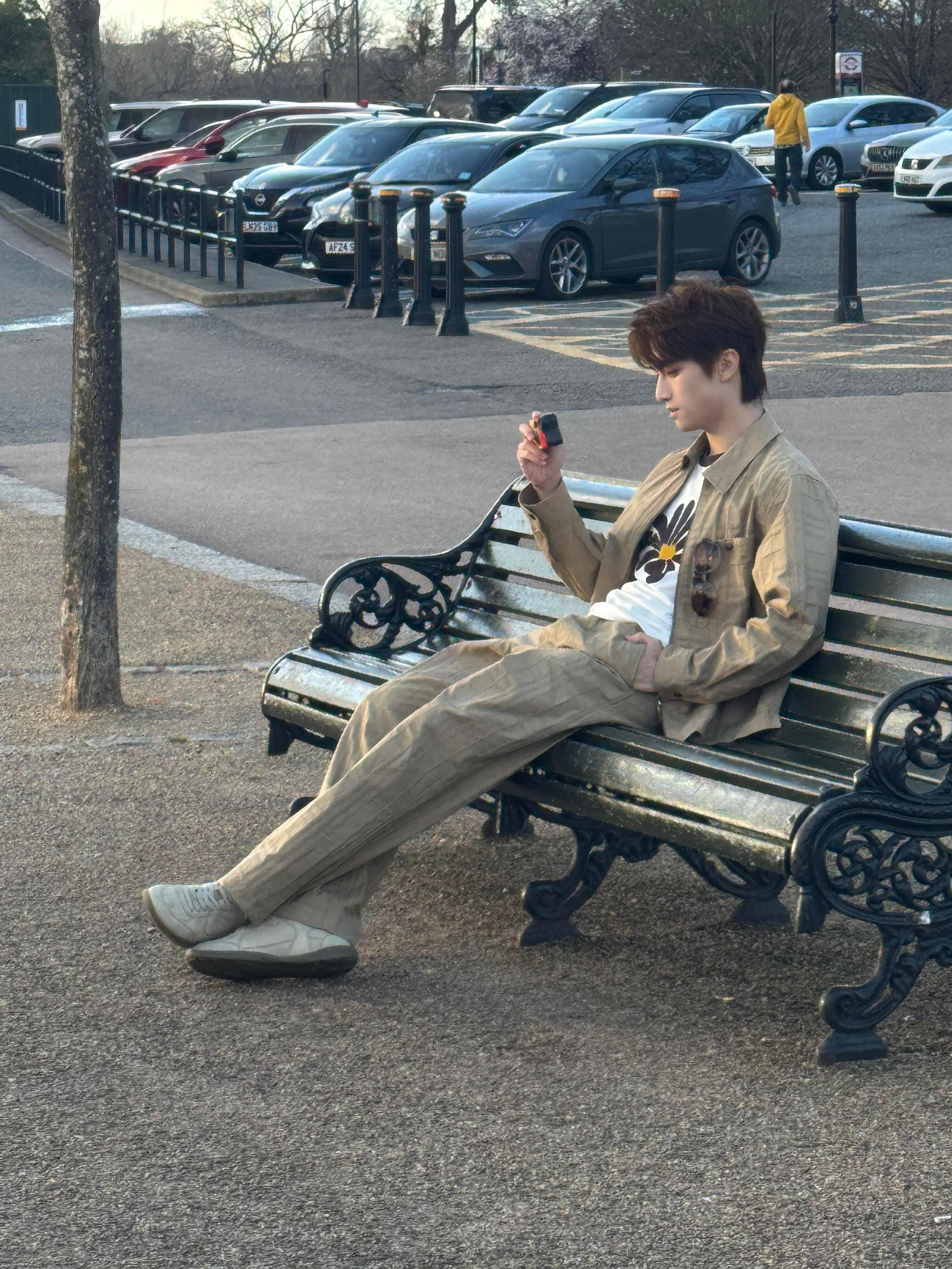 伦敦街头的张康乐 男神腿真长 