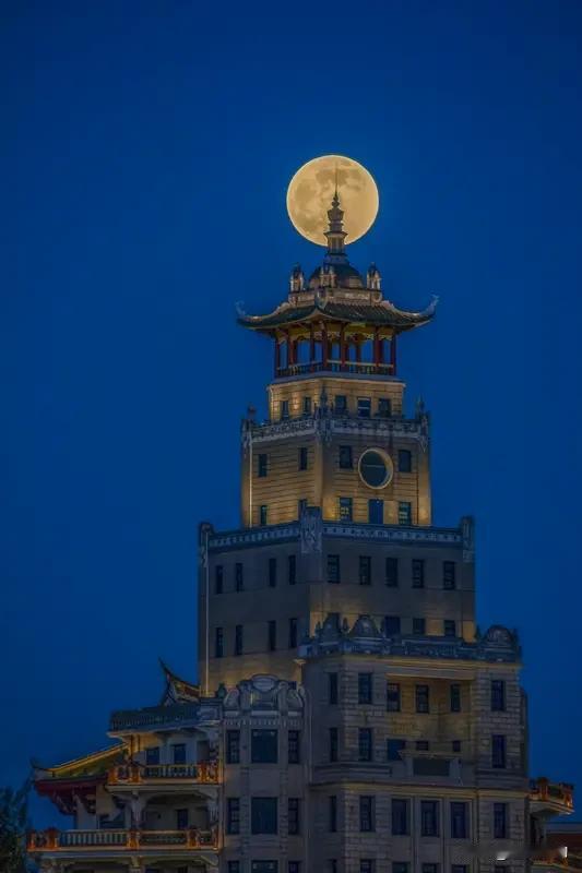 这次聊聊，2025 年最后一轮“超级月亮”现身夜空

12 月 4 日晚，202