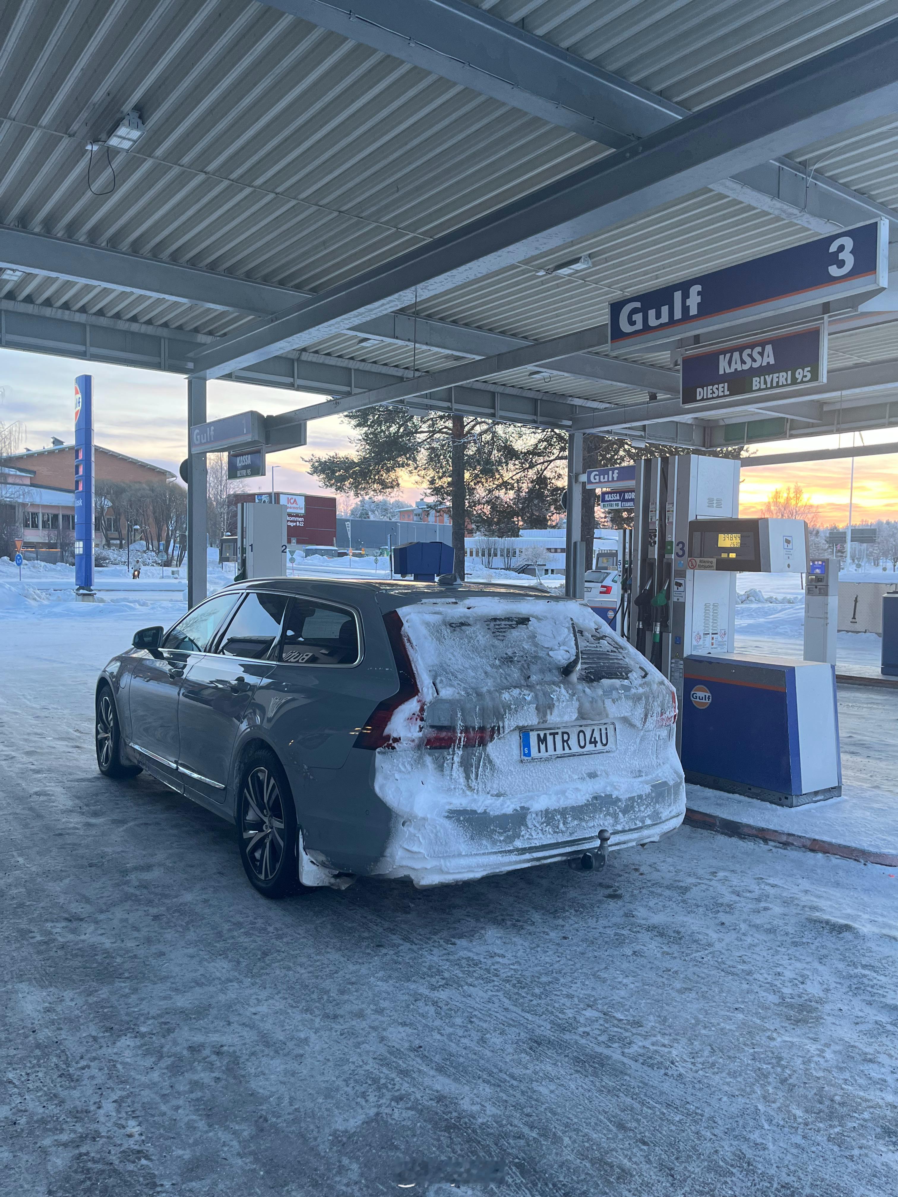 V90这车虽然是个4缸，但在行驶过程中传递到方向盘上的振动非常细腻高级，定速开着