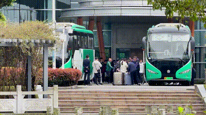 国乒出发澳门了！
27号中午，国乒安排大巴，送参加世界杯的队员去澳门。
肖指导在