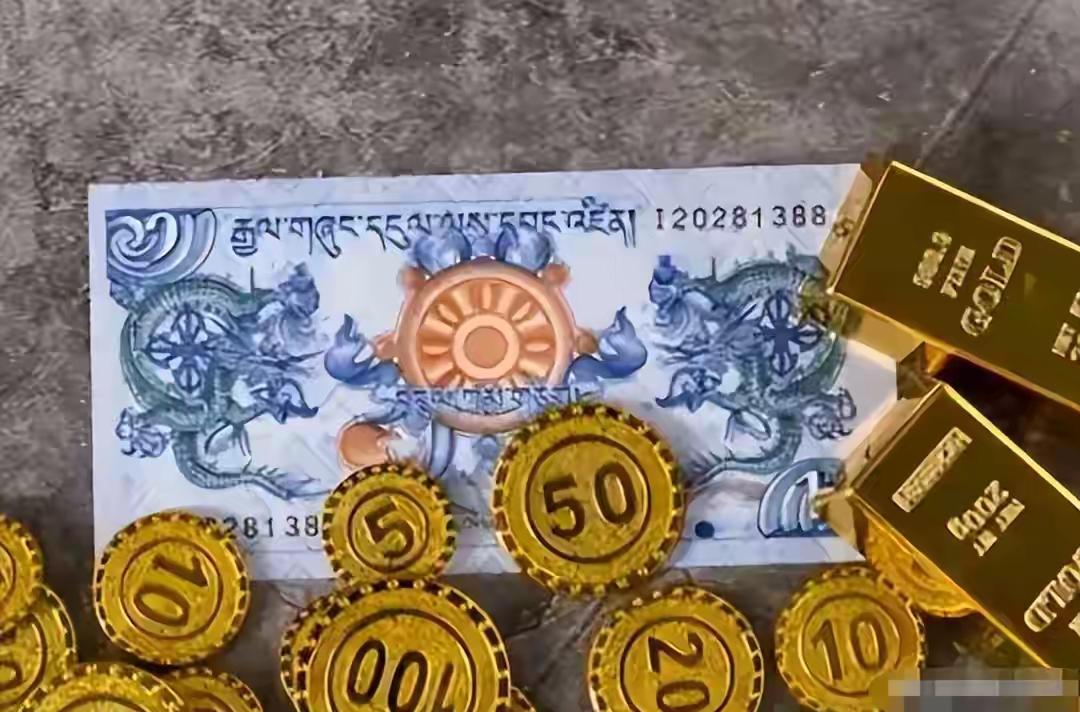 你敢信吗？10块钱人民币，在一个国家的首都集市里，居然是一张“大钞”。

在咱们