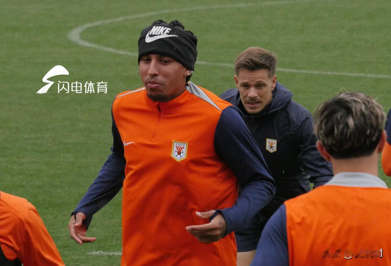 山东泰山队迎战海港，克雷桑刘洋接近复出，这是一场硬仗，中超焦点战，拭目以待！周四